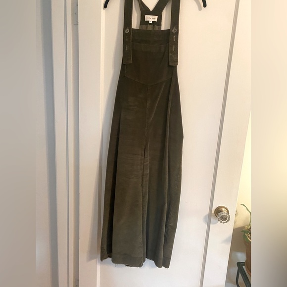 (SOLD) Bella Dahl olive-green corduroy cropped wide-legged overalls, medium. - Picture 4 of 4